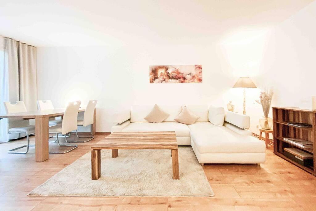 Luxury Cinema 2r Apt + Balcony / 65m² Apartment Leipzig