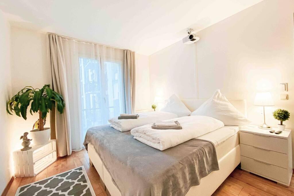 Luxury Cinema 2r Apt + Balcony / 65m² Apartment