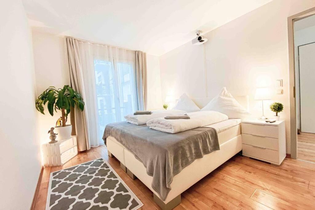 Luxury Cinema 2r Apt + Balcony / 65m² Apartment