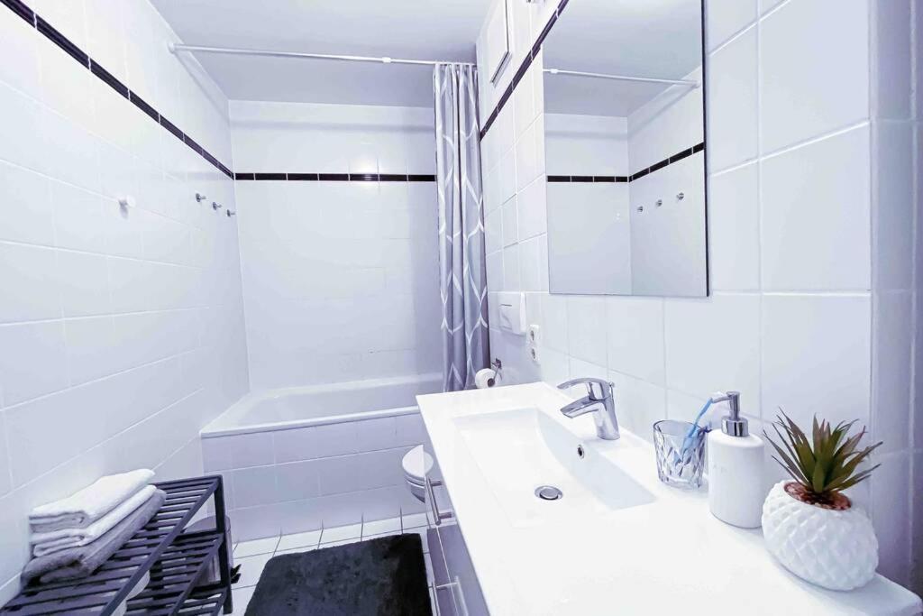 Luxury Cinema 2r Apt + Balcony / 65m²