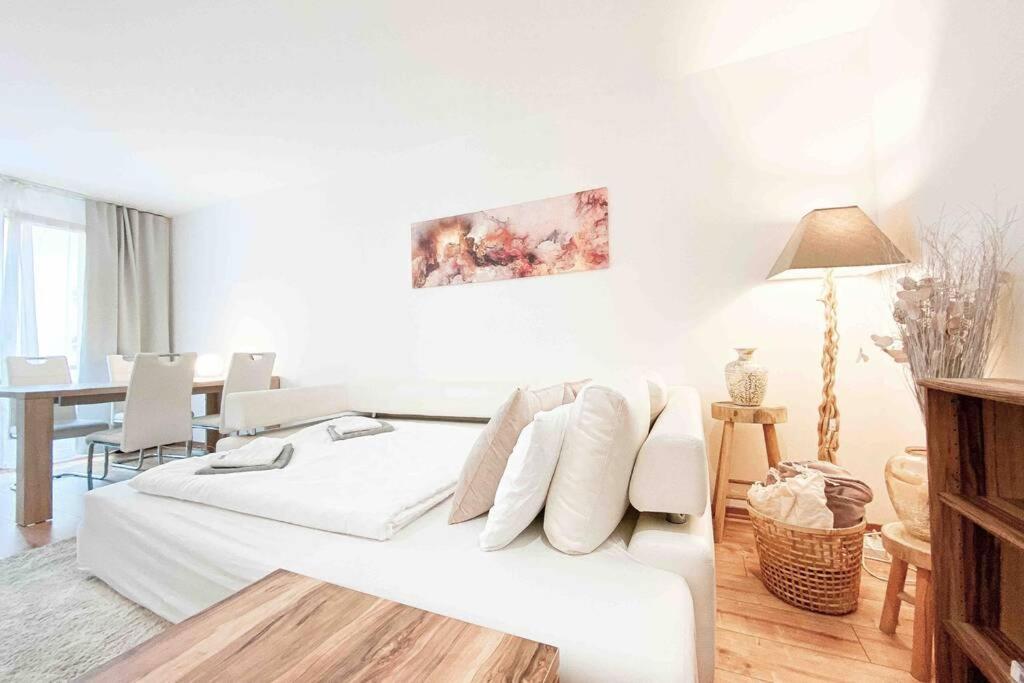 Luxury Cinema 2r Apt + Balcony / 65m² Apartment *